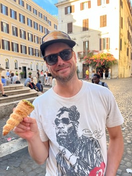 Seth_cannoli_in_Rome